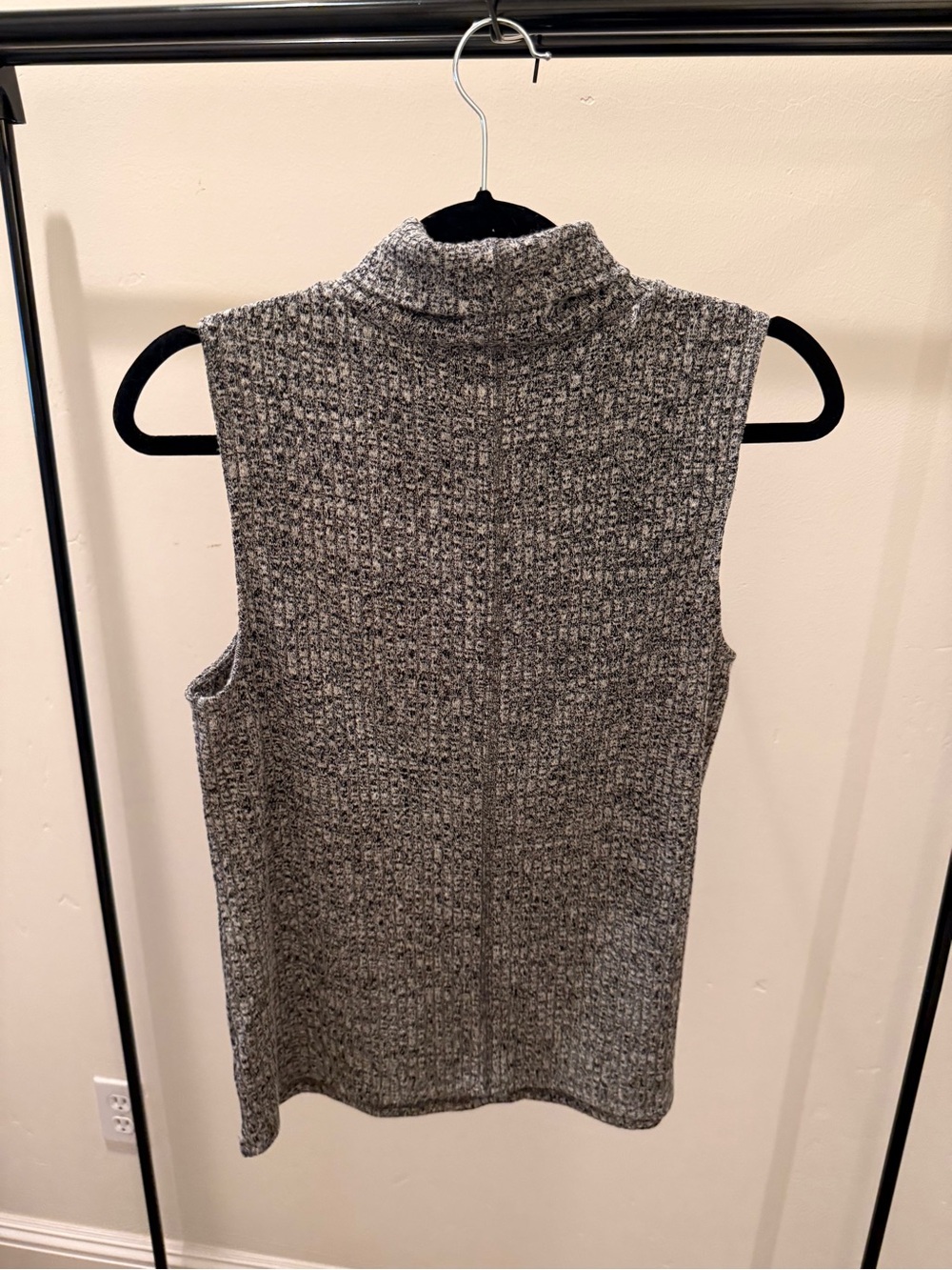 Sleeveless Ribbed Turtleneck Top - Gray